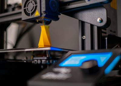 3D Drucker druckt eine gelbe Vase